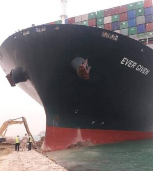 Si esta situación dura muchas horas, las consecuencias y la confusión en el Canal de Suez, por el que pasa un 10% del comercio marítimo internacional, será enorme, avisan los expertos.