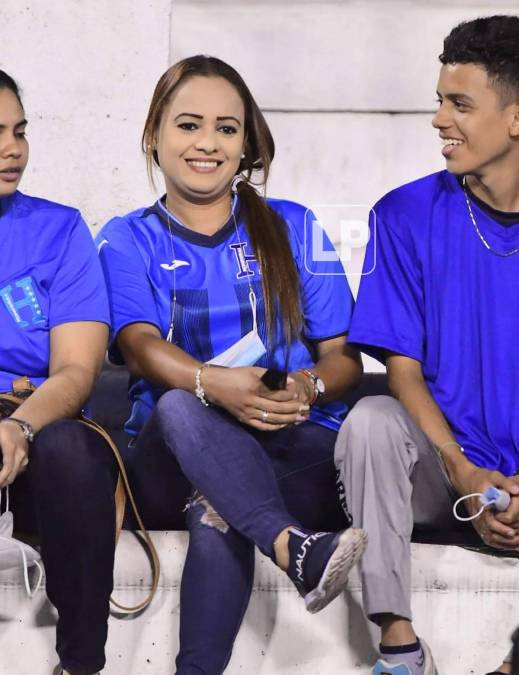Esta aficionada sonríe apoyando a la Selección de Honduras.