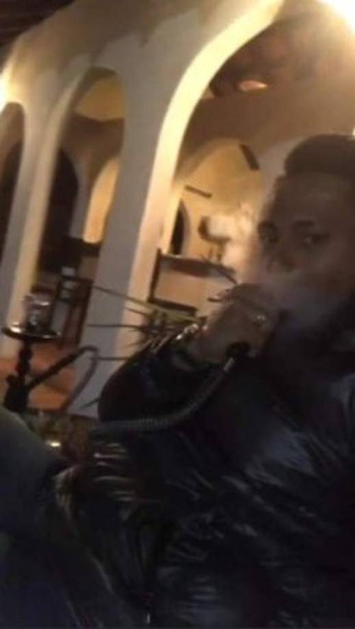 Ramón Núñez fumando la pipa de agua o 'hookah' en Estados Unidos.