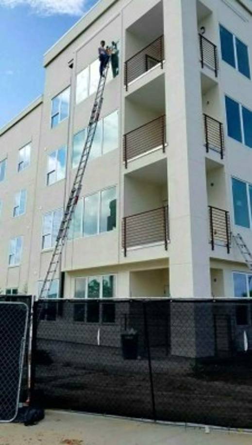 Oswal Zuniga, trabajando en Houston, Texas.