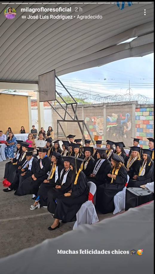 Los alumnos graduados lucieron sus togas y birretes; “Muchas felicidades, chicos”, fueron las palabras que Flores escribió para ellos en su historia de Instagram.