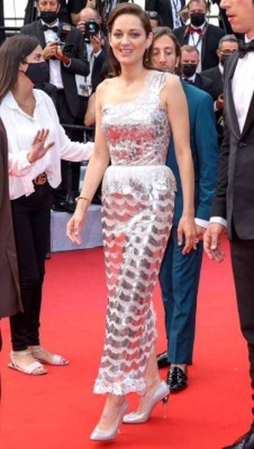 Marion Cotillard, con un vestido metalizado de Chanel, volvió a llevar el glamur que se perdió en 2020 cuando la celebración de esa edición fue primero pospuesta y luego cancelada.