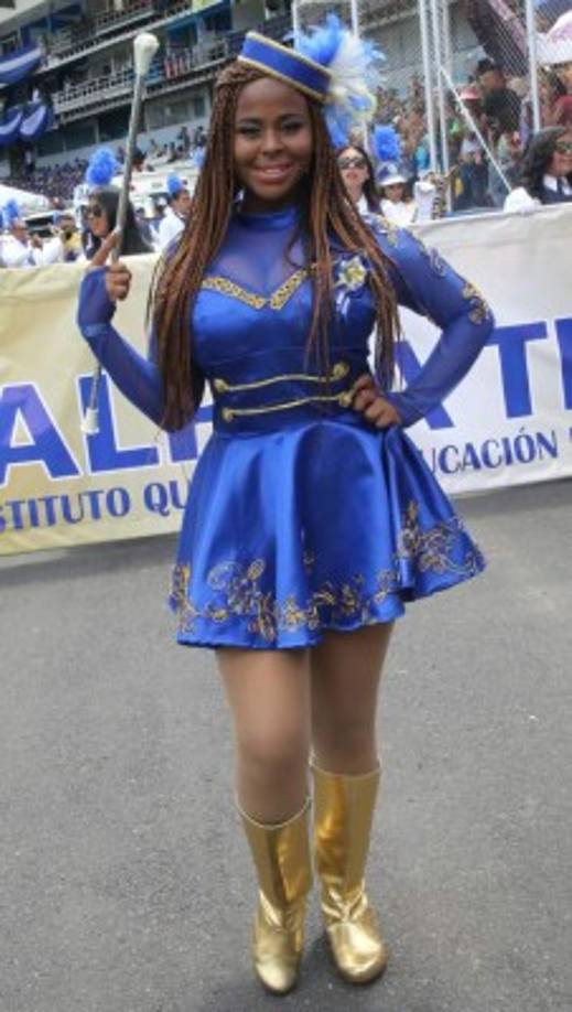 La belleza garífuna también estuvo representada en los desfiles catrachos.