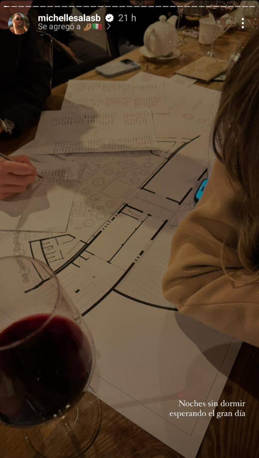 Michelles Salas reveló que un día antes de la boda seguía coordinando en donde se iban a sentar sus invitados y como estaba estructurado el lugar, compartiendo una foto con la siguiente descripción: “Noches sin dormir esperando el gran día”. 