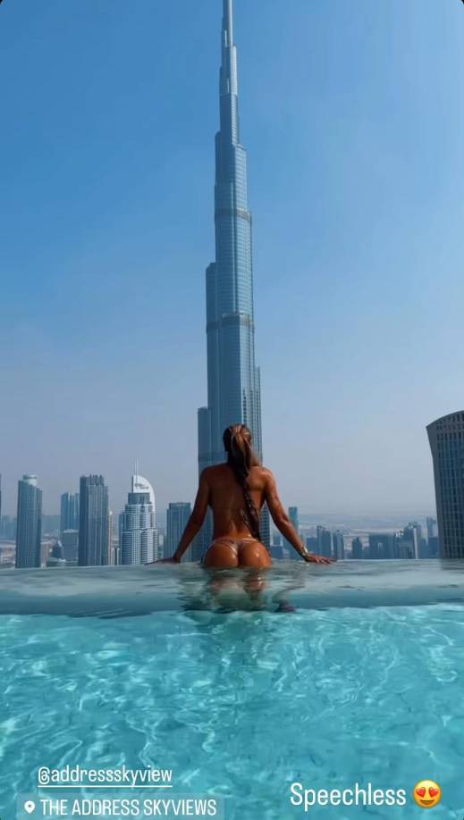 La actriz de “Rebelde” compartió diferentes momentos de su estancia en un yate y una piscina en lo alto de un rascacielos, donde se le vio tomando el sol. 