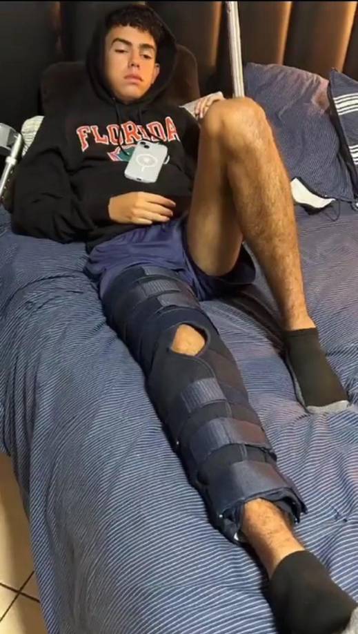 Captura de pantalla del video compartido por el parlamentario Antonio Rivera Callejas, donde se observa a su hijo lesionado.