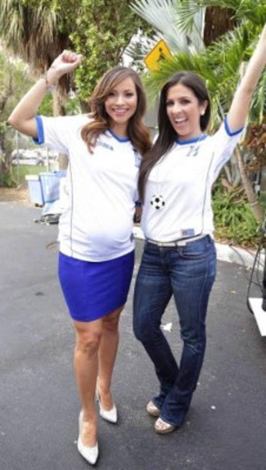 Las hondureñas Satcha Pretto y Maity Interiano unidas por Honduras. Ambas trabajan para la cadena Univisión.