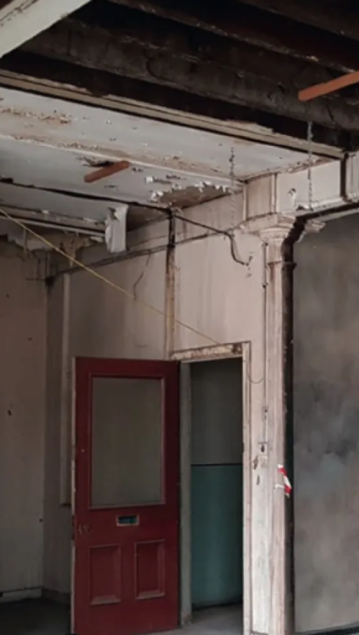 Las fotos publicadas por el medio antes mencionado confirman que los techos del inmueble ya están dañados y la pintura quitándose de las paredes porque las obras no pudieron continuar.