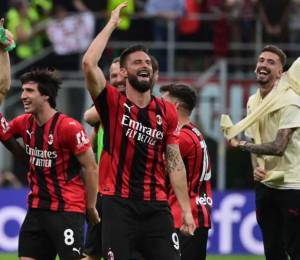 Jugadores del AC Milan festejando el triunfo contra el Atalanta que los acerca al título de la Serie A.