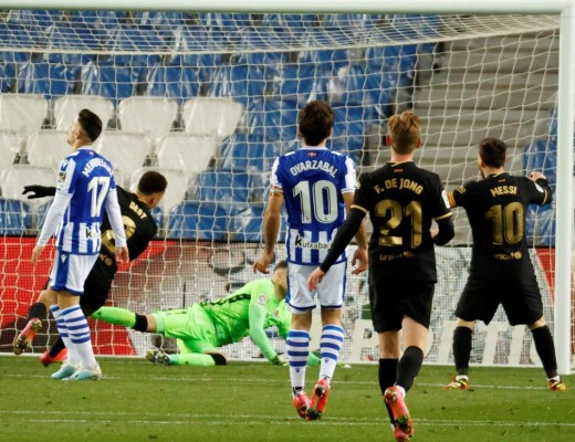 GRAF9376. SAN SEBASTIÁN, 21/03/2021.- El defensa estadounidense del Barcelona, Sergiño Dest (2i), marca el tercer gol ante la Real Sociedad, durante el partido de la jornada 28 de LaLiga Santander de fútbol que han disputado este domingo en el estadio Reale Arena de San Sebastián. EFE/Javier Etxezarreta