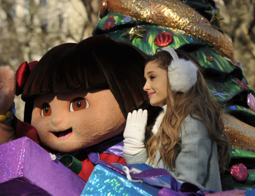 Los globos del desfile de Acción de Gracias recorren Nueva York pese al viento