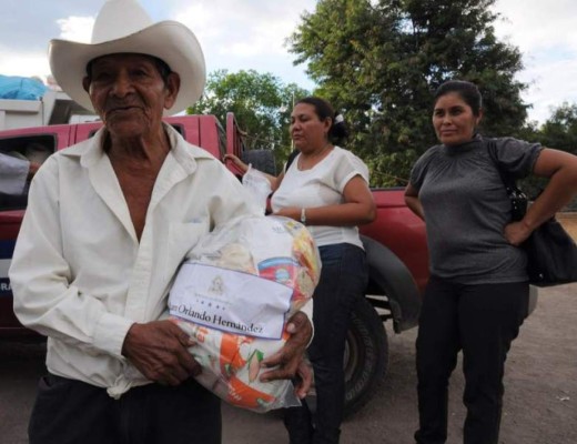 Distribuyen alimentos a comunidades afectadas por la sequía