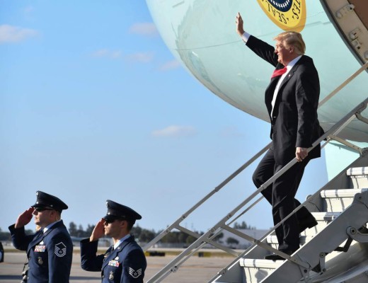 Trump llega a Florida para pasar las festividades de Semana Santa