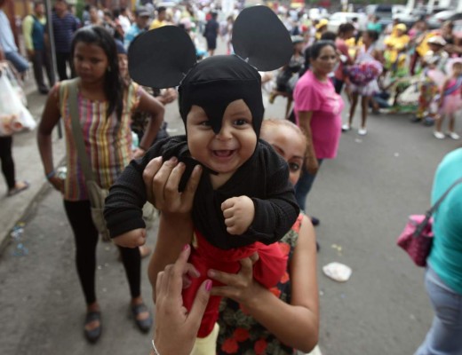 Tegucigalpa luce inundada de civismo y color