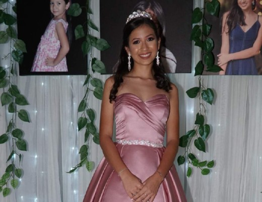 Valeria es agasajada por sus quince años