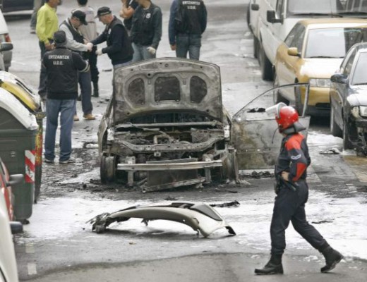 ETA hiere a un escolta con una bomba en su coche