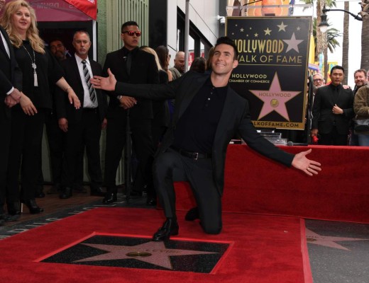 Adam Levine recibe su estrella en el Paseo de la Fama  