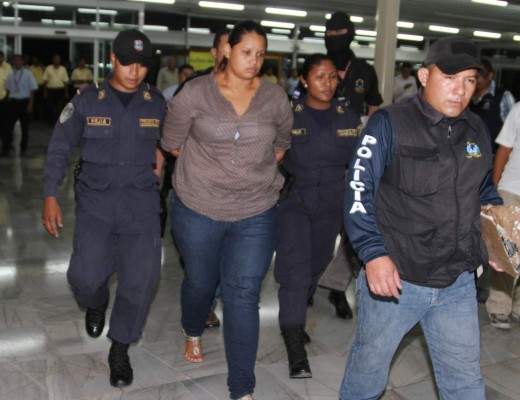 Seguirá en prisión mujer detenida con $88,900