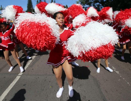 Miles de escolares muestran civismo en calles de Tegucigalpa  