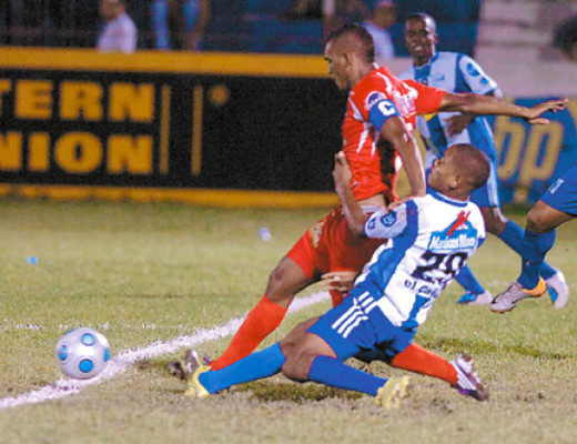 Jerry Bengtson tiene vivitos a los cocoteros