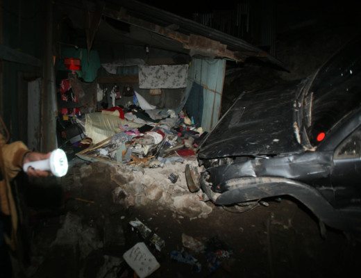 Madre y sus dos hijos mueren tras caer carro en su casa en Tegucigalpa