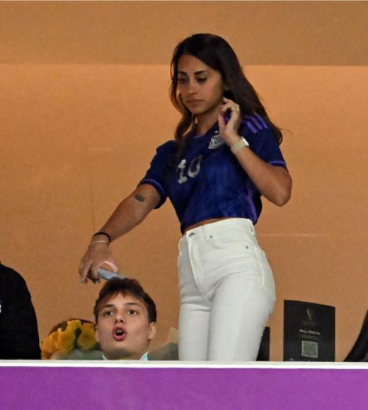 Antonela Roccuzzo llegó al estadio Lusail vestida con la camisa de Argentina y un jean blanco.