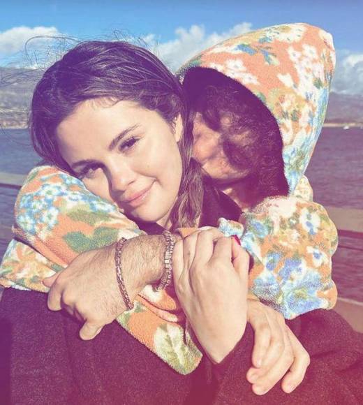 Selena Gomez publicó una nueva foto en su historia de Instagram que la mostraba abrazada con su novio Benny Blanco.