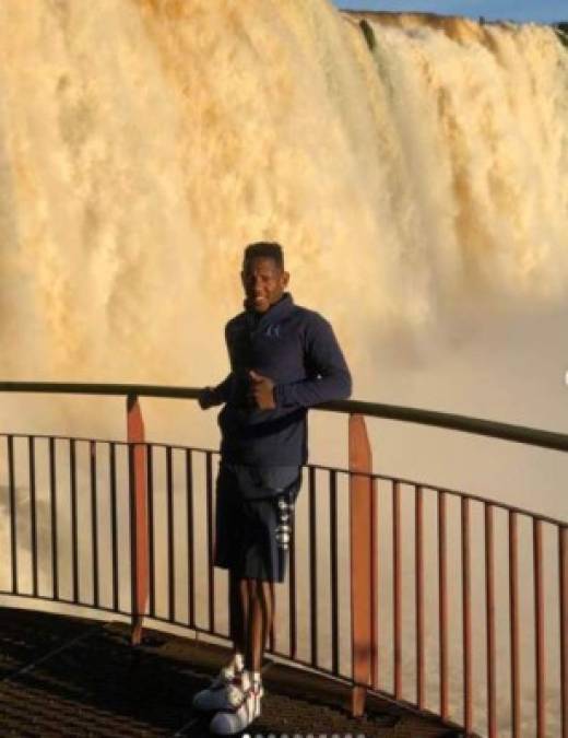 Aquí posando en las Cataratas del Iguazú, al jugador le gusta compartir con sus seguidores los lugares que visita.