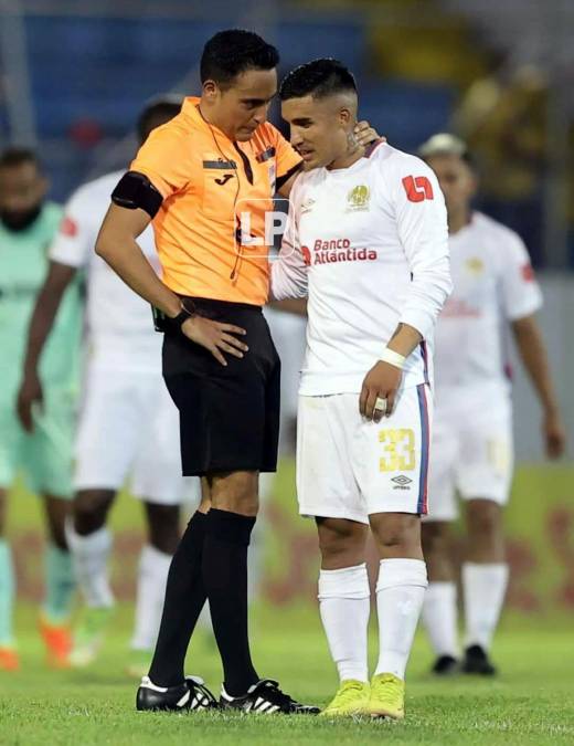 El árbitro Said Martínez charlando con Michaell Chirinos tras el final del primer tiempo.