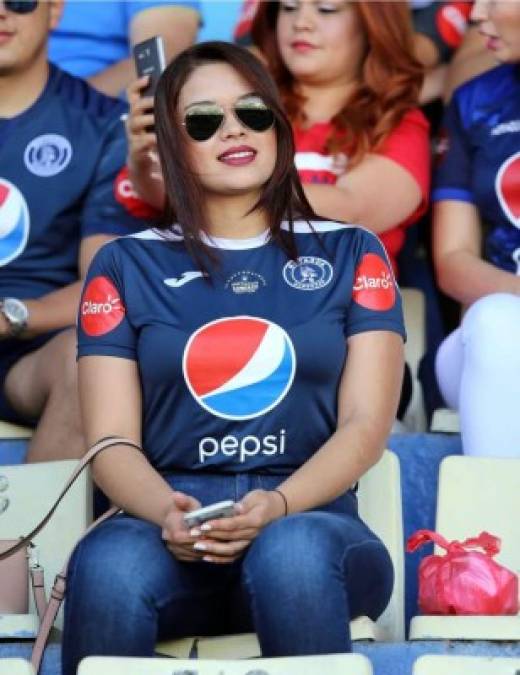 Esta hermosa seguidora del Motagua posando para el lente de Grupo OPSA.