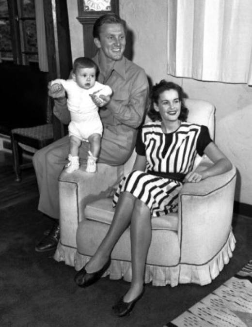 Esto no lo detuvo de buscar formar una familia. En 1943 se casó por primera vez con Diana Dill, con quien tuvo a sus hijos mayores, el actor Michael Douglas y el productor Joel Douglas.