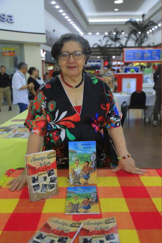 La periodista y escritora Waldina Bográn.