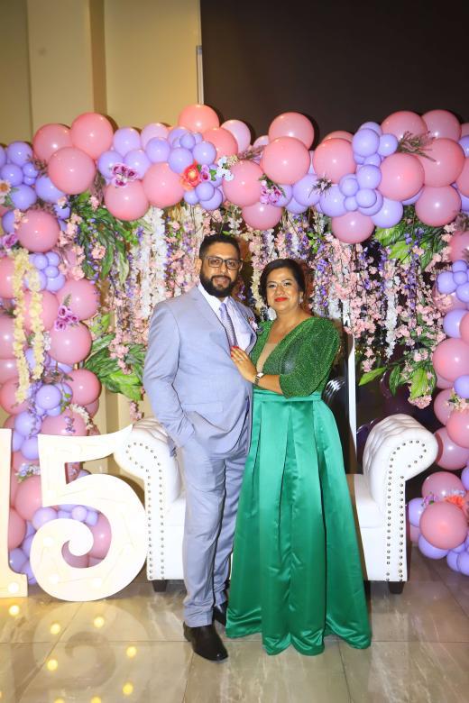 Feisal Morales y Laura Flores, padres de la cumpleañera.