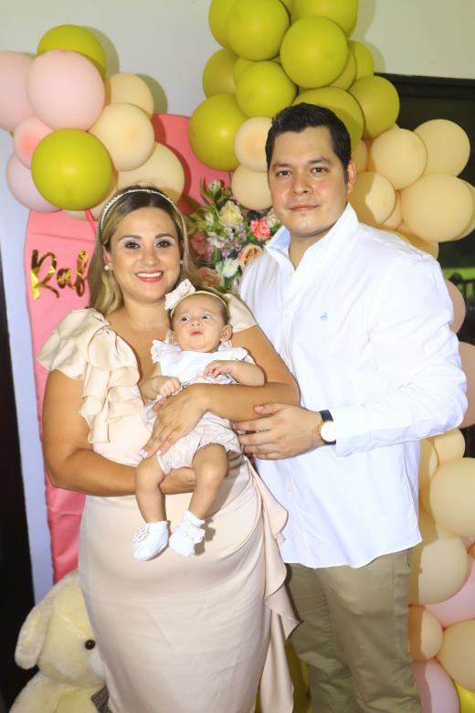 Melin Reyes y Rafael Molina junto a su bebé Rafaella Molina Reyes