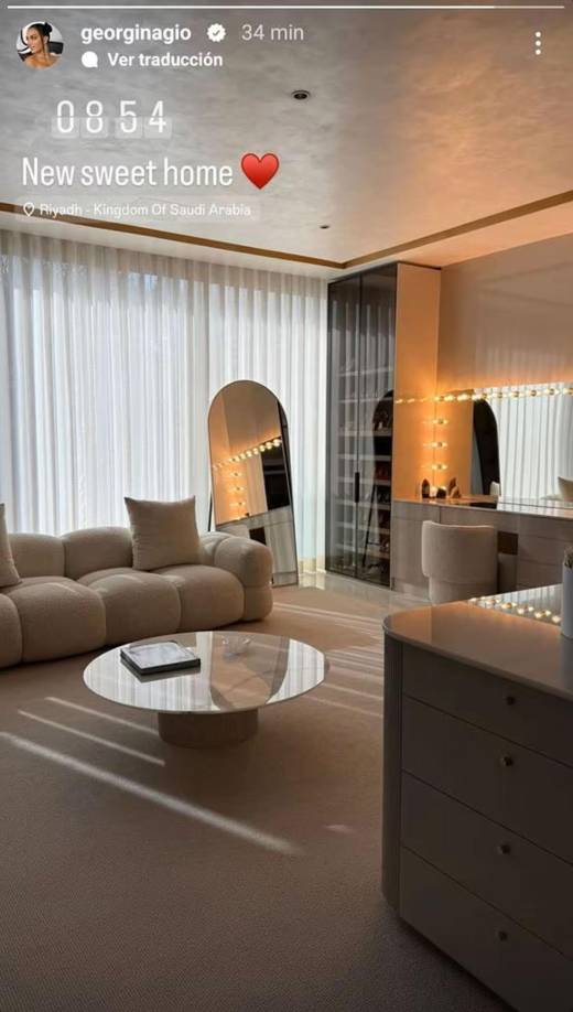 El pasado 20 de noviembre, ‘Gio’ publicó en sus historias de Instagram una foto en la que mostraba un acogedor y lujoso espacio de la nueva casa. “Nuevo y dulce hogar”, escribió la modelo, indicando que se encontraba en Riad, la capital de Arabia Saudita. 