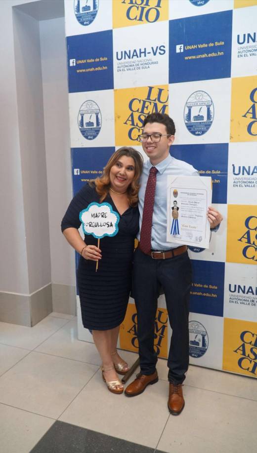 Arnold Schrunder posó muy feliz junto a su madre Ana Rodríguez