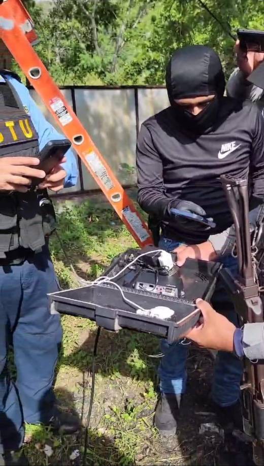 Con las cámaras, pueden vigilar la entrada y salida de la policía y otras fuerzas de seguridad, lo que les da tiempo para escapar, esconderse o preparar emboscadas.