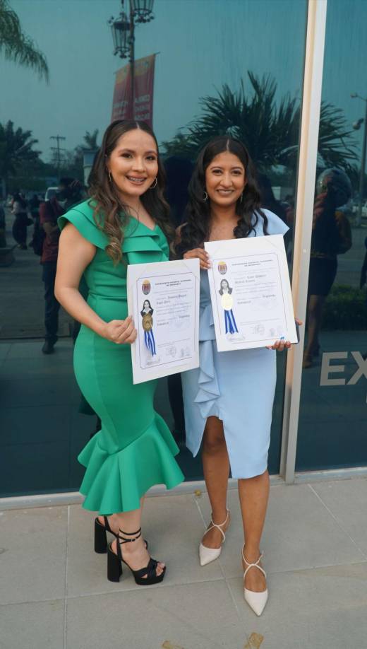 Josselin López y Lesly Madrid se graduaron de la carrera de Ingeniería Industrial