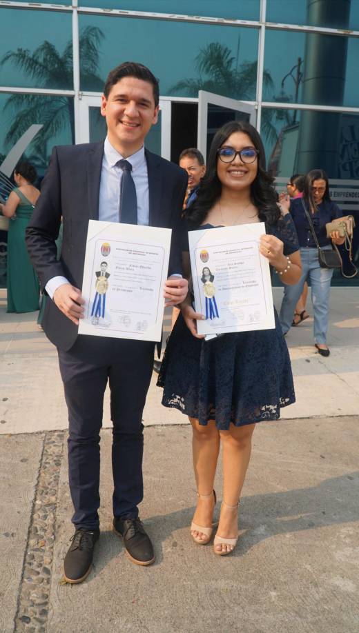 Fabián Flores (Licenciado en Periodismo) e Iris Escalante (Licenciada en Administración de Empresas)