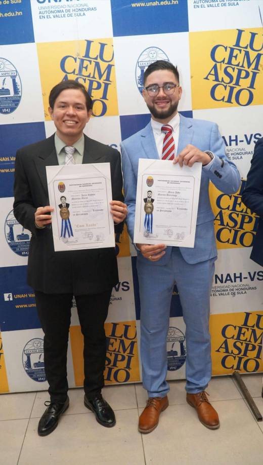 Jairo Martínez y Jafeth Moreno recibieron su título de Licenciados en Periodismo