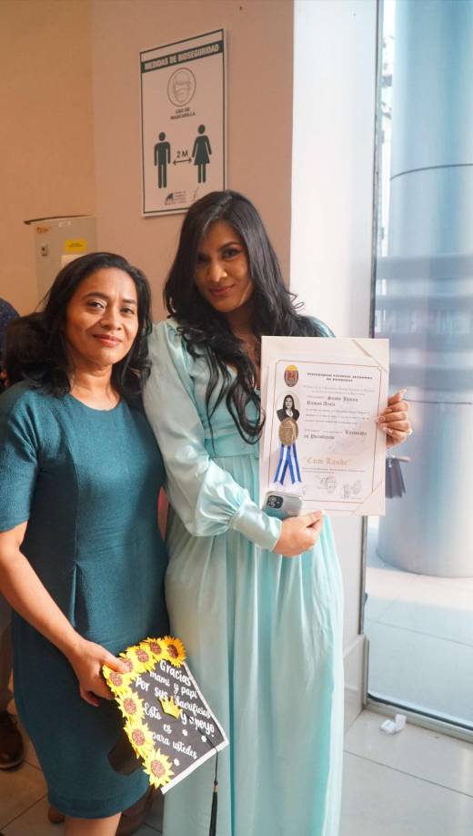 Saudy Ramos junto a su orgullosa madre Dunia Ayala