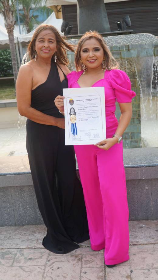 Kimberly Lemus junto a su madre Dinora Reyes