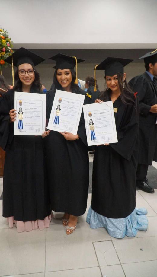 Jeimy Moreno, Alessandra Portillo y Ana Larios se graduaron con honores de la carrera de Psicología