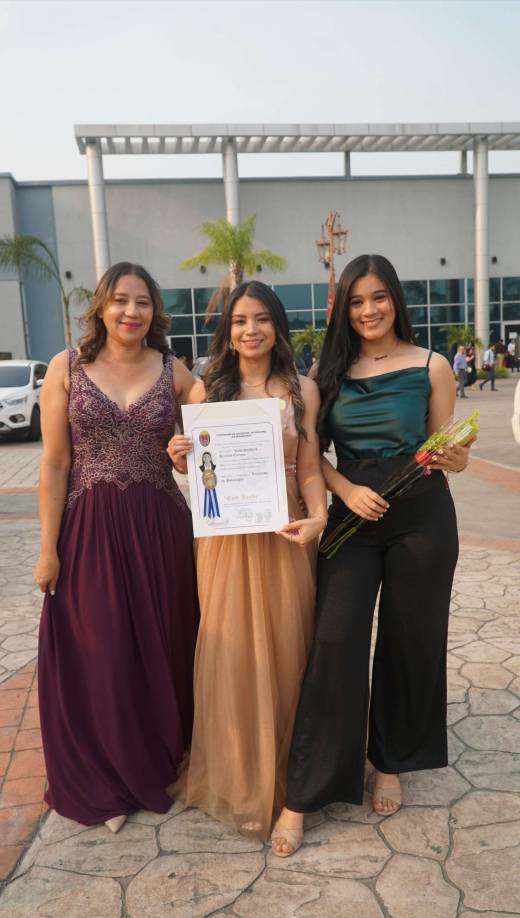 Dulce Turcios, Ruth Herrera y Norma Turcios