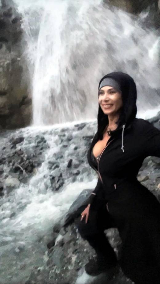 “Muchos la conocen como la reina del senderismo que baila o la senderista de por vida. Es conocida en la comunidad por sus intrépidas caminatas y su dosis diaria de inspiración”, compartió su hija Jasmine Rosado en GoFundMe.