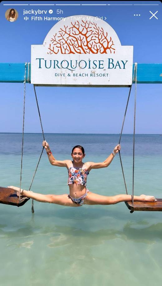 Duarante su estadía por Roatán, Jacqueline Bracamonetes mostró los dotes de su hija realizando un split de ballet en un mirador del complejo hotelero.