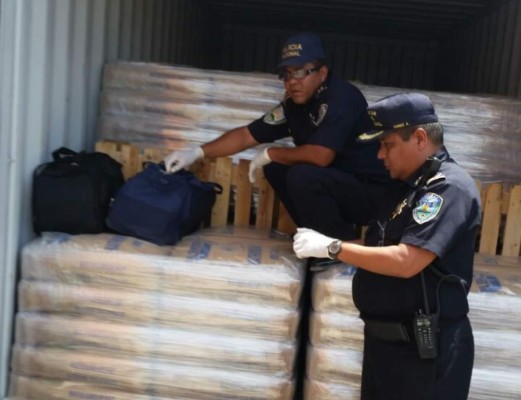 Hallan 47 paquetes de supuesta cocaína en la Portuaria