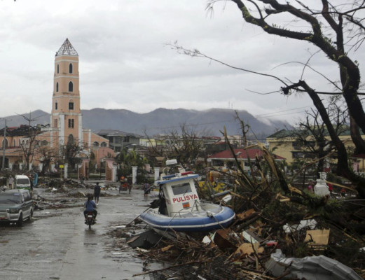 Filipinas: Miles buscan agua en medio de los cadáveres y el desastre