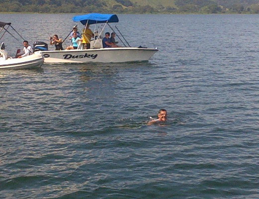 Colombiano cruza nadando dos veces el Lago de Yojoa por noble causa