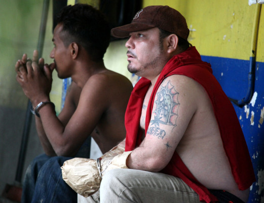 Capturan a exreclusos tras asalto a restaurante